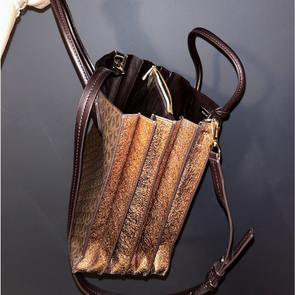 Michael kors purse - used once - Picture 2 of 2